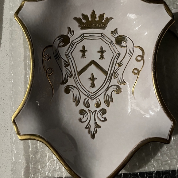 Ugo Zaccagnini Italian Pottery Tray with Coat of Arms, Crown, Scrolls Set of 2 - Picture 5 of 16